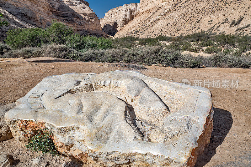 以色列Ein Avdat国家公园。峡谷入口处的石头。